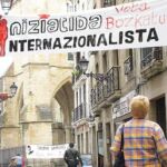 Pancartas de Iniciativa Internacionalista ayer en una calle de San Sebastián
