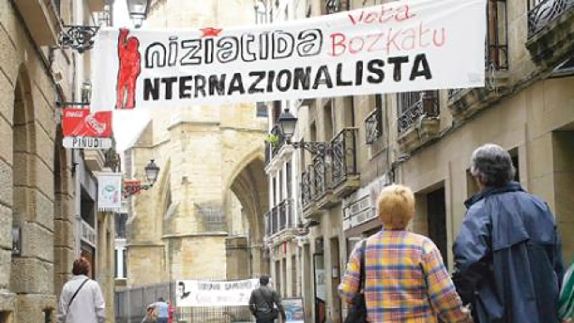 Pancartas de Iniciativa Internacionalista ayer en una calle de San Sebastián