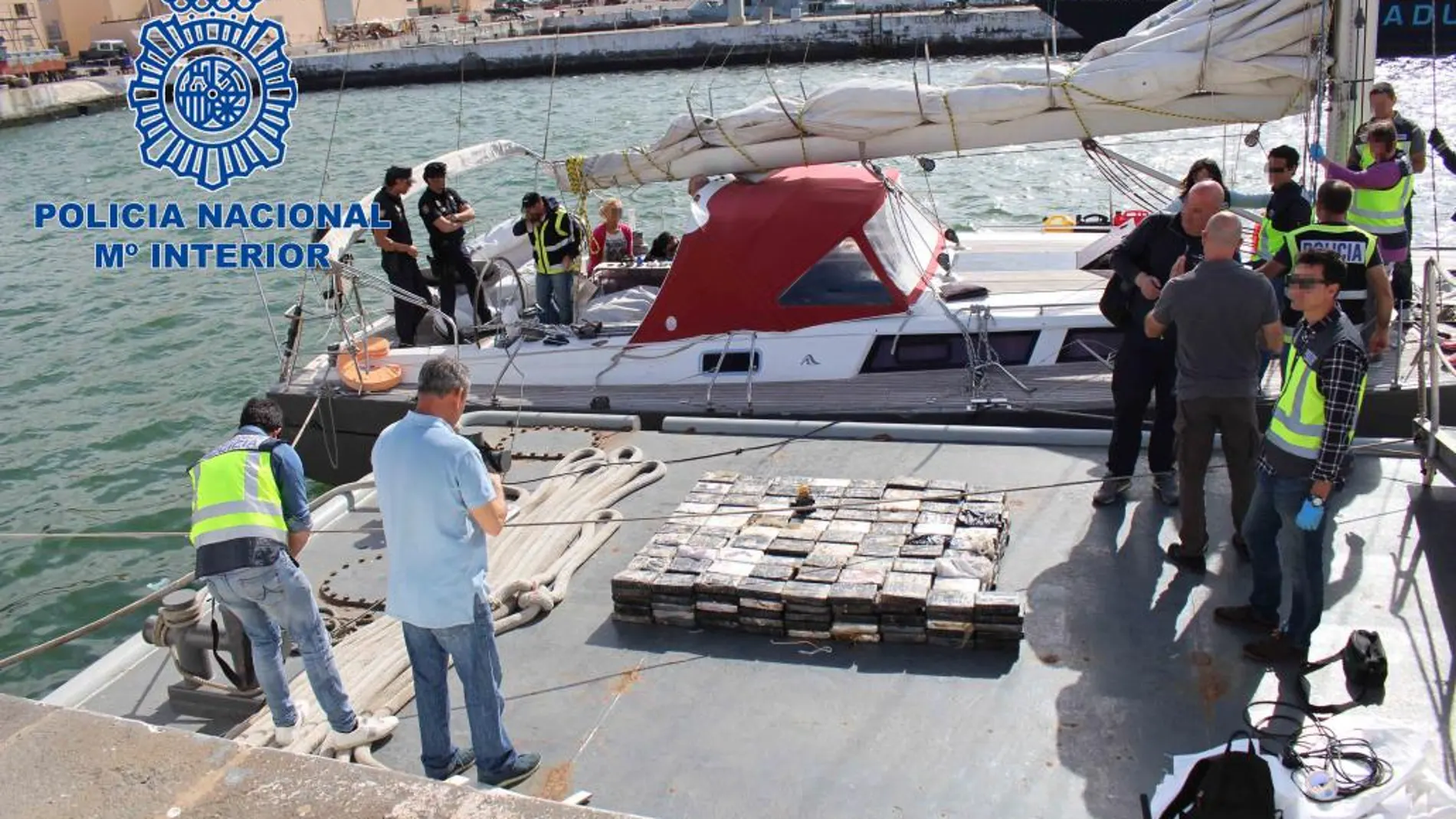 Imagen de una de las embarcaciones intervenidas y de la droga incautada
