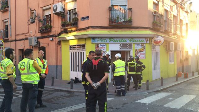 Los servicios de emergencia permanecen junto al local en el que ha tenido lugar la explosión.