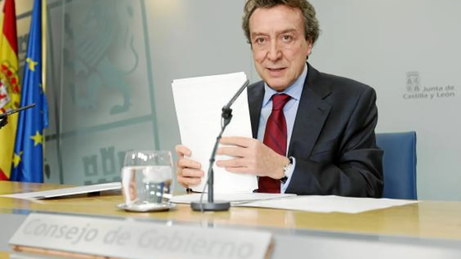 El consejero de la Presidencia y portavoz, José Antonio de Santiago-Juárez, informa sobre el Consejo de Gobierno
