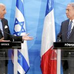El ministro de Exteriores francés, Laurent Fabius, y Benjamin Netanyahu ofrecen una rueda de prensa, ayer, tras su encuentro en Jerusalén