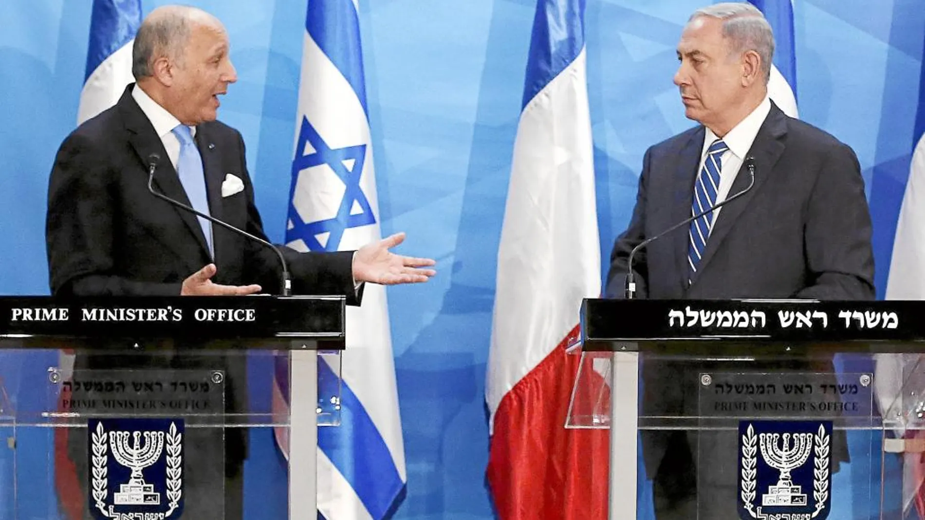 El ministro de Exteriores francés, Laurent Fabius, y Benjamin Netanyahu ofrecen una rueda de prensa, ayer, tras su encuentro en Jerusalén