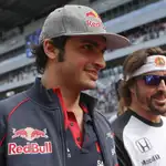  “Esperemos que no sea nada”. Carlos Sainz se preocupa por Fernando Alonso