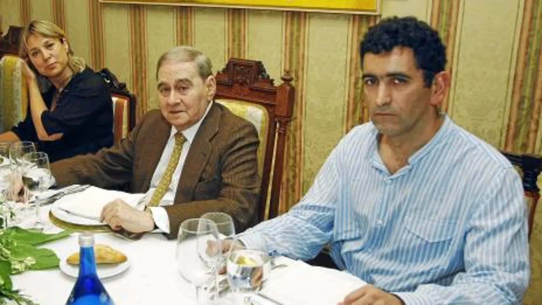 Tamzin Townsend, Gustavo Pérez Puig y Juan Mayorga, ayer en el restaurante Café de Oriente de Madrid