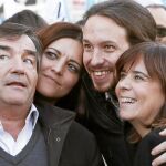 Iglesias se fotografía con las líderes del Bloque de Esquerda Marisa Matías y Catarina Martins, ayer en Portugal