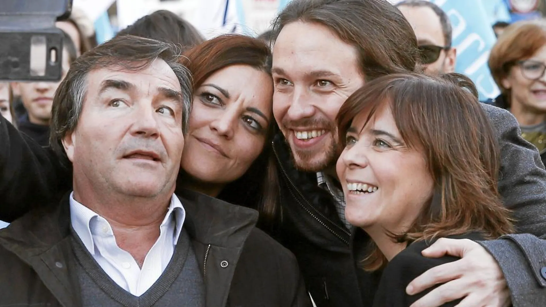 Iglesias se fotografía con las líderes del Bloque de Esquerda Marisa Matías y Catarina Martins, ayer en Portugal