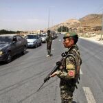 Un oficial de seguridad afgano vigila las carreteras de Kabul
