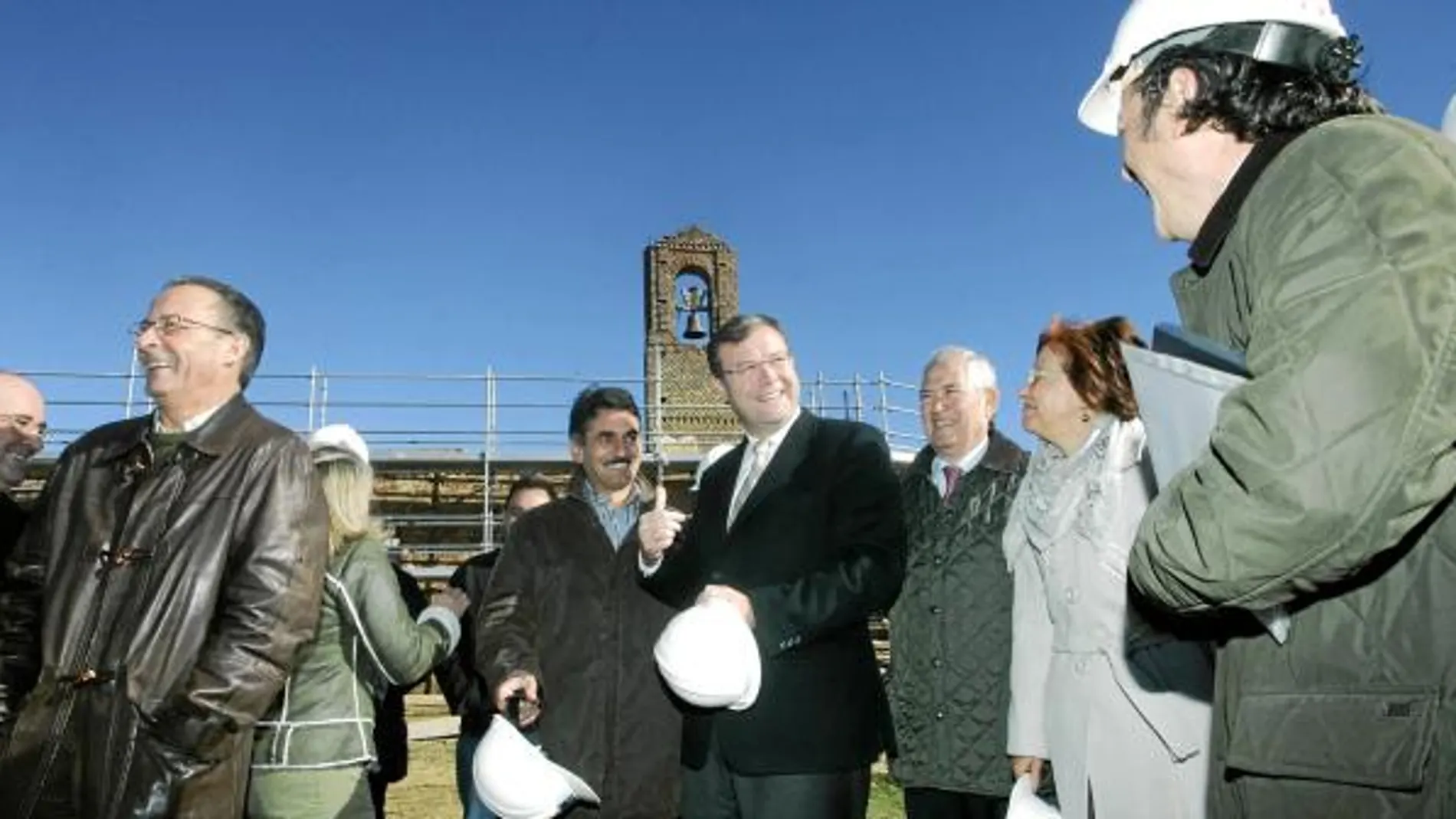 Antonio Silván visita las obras de restauración de la ermita de la Virgen de Puente de Sahagún (León)