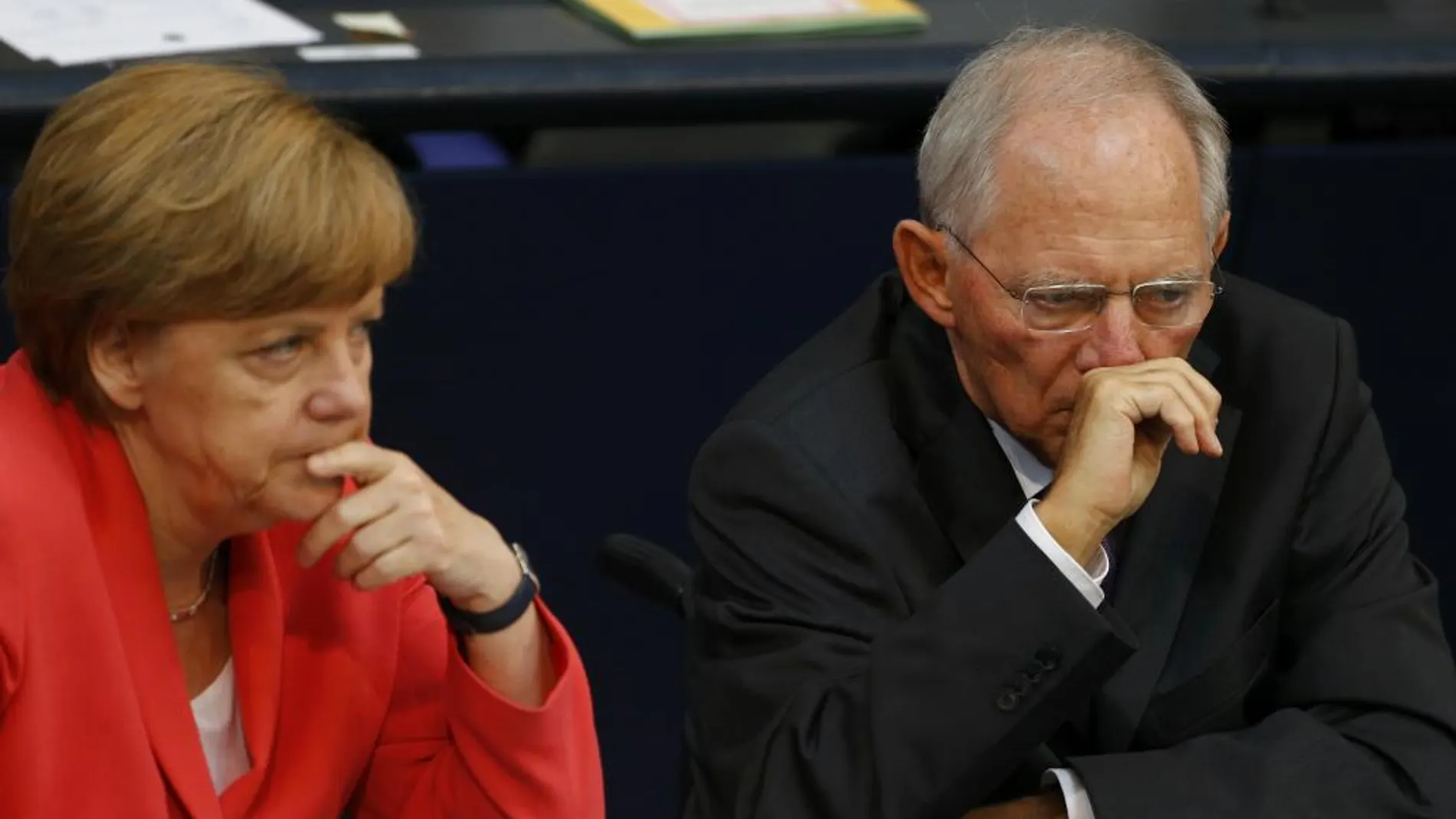 Angela Merkel junto a su ministro de Finanzas, Wolfgang Schaeuble. hoy en el Parlamento alemán.
