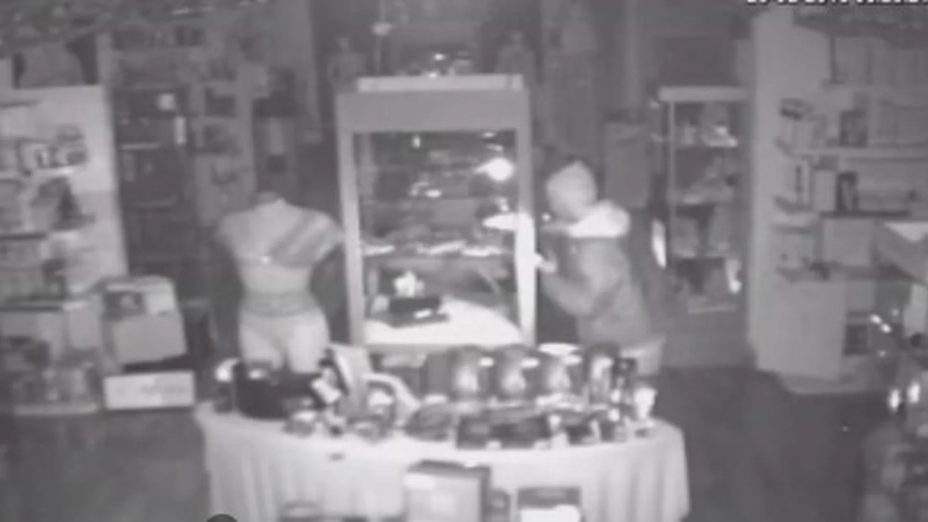 Las cámaras de seguridad de la tienda captaron los hechos