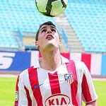 El futbolista posa con el balón y la nueva camiseta del equipo