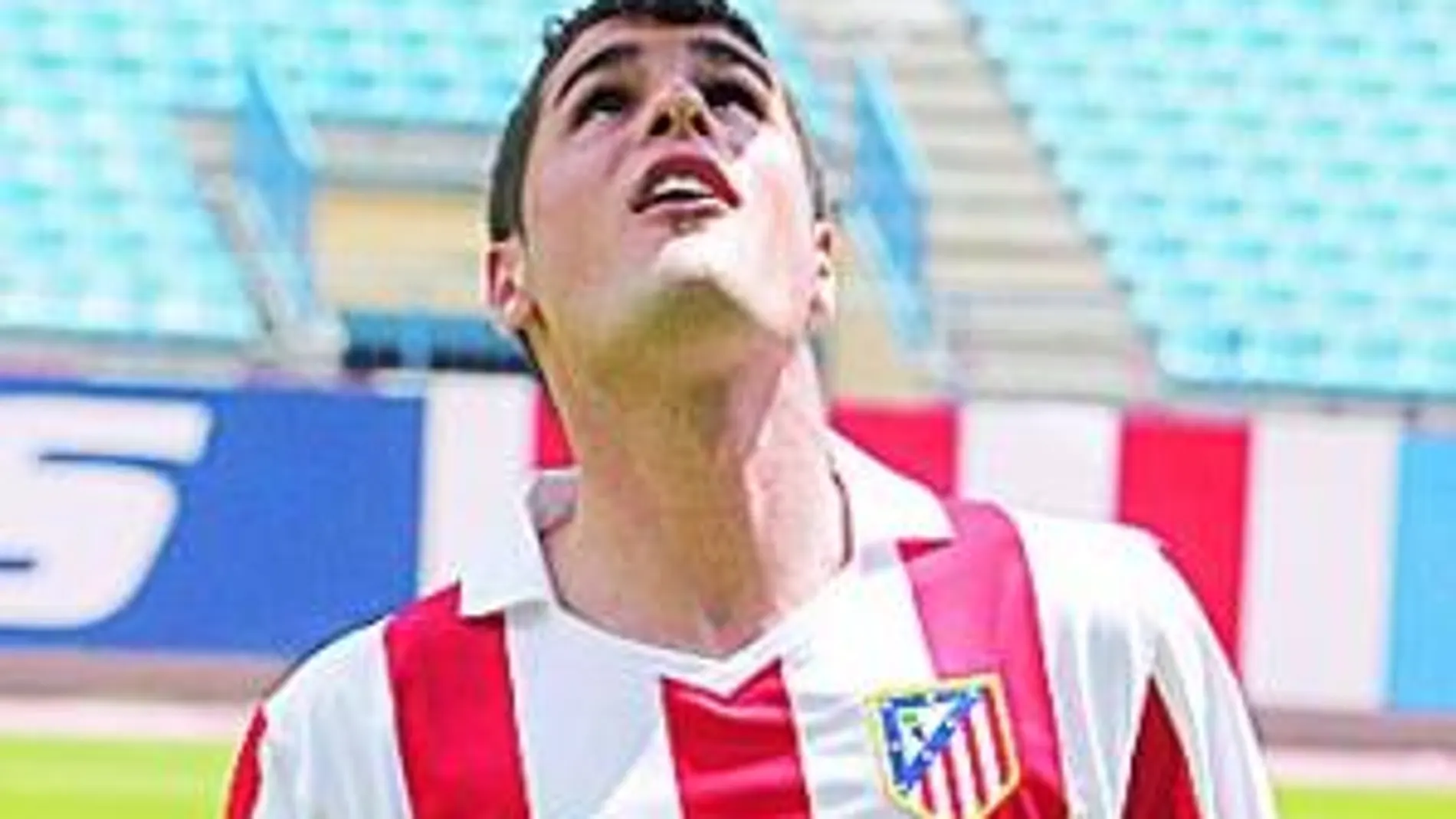 El futbolista posa con el balón y la nueva camiseta del equipo