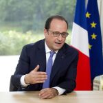 El presidente francés Francois Hollande habla durante su entrevista anual con motivo del 14 de julio.