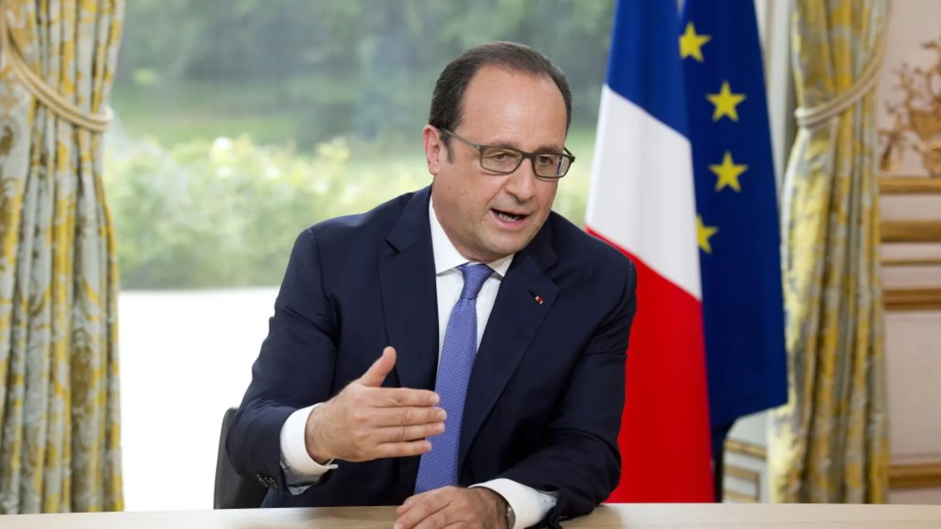 El presidente francés Francois Hollande habla durante su entrevista anual con motivo del 14 de julio.