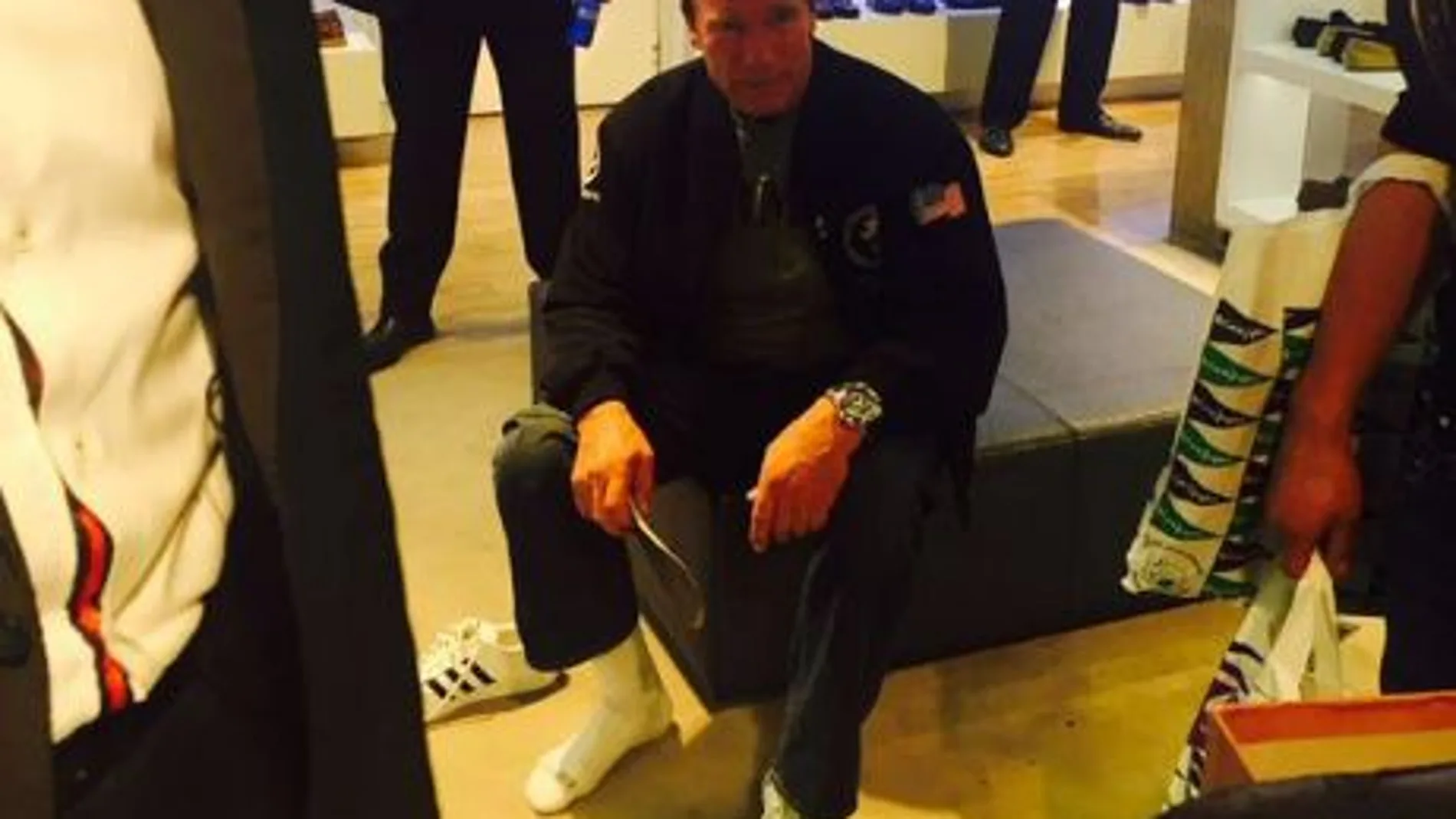 Schwarzenegger se compra unos zapatos de 90 euros en El Corte Inglés de Barcelona