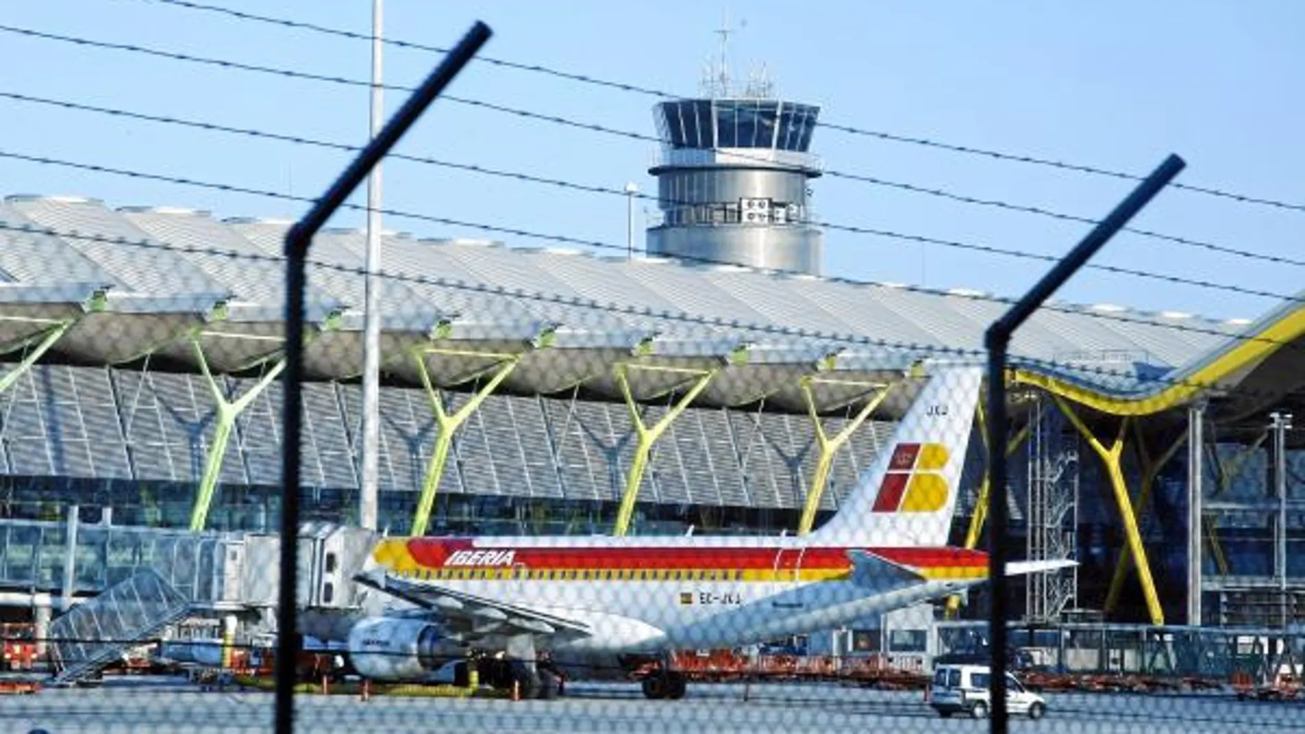 Los controladores insisten en reunirse con José Blanco para «desenquistar» la situación