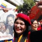 Hugo Chavez con sus hijas en la fotografía distribuida en pasado 14 de febrero