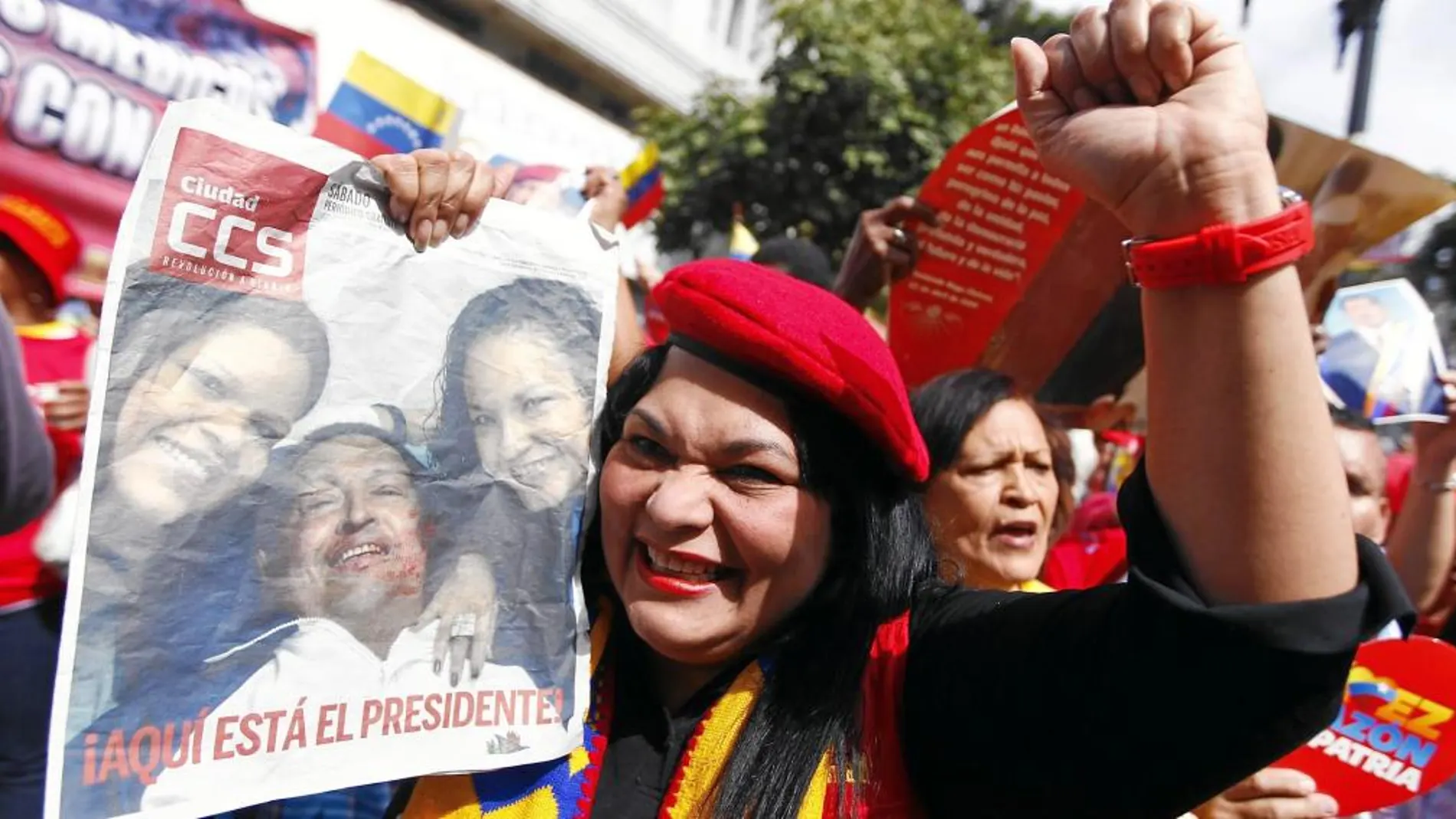 Hugo Chavez con sus hijas en la fotografía distribuida en pasado 14 de febrero