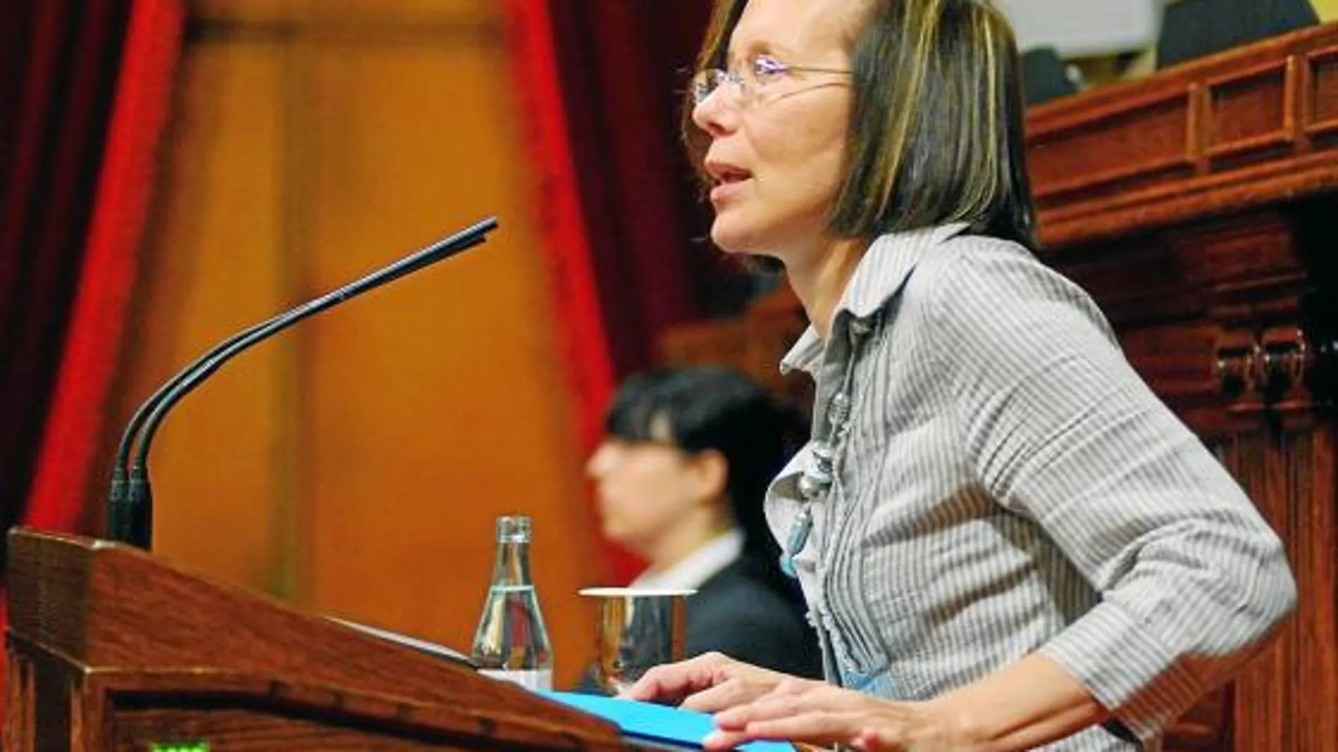 La consellera de Justicia, Montserrat Tura, ayer en el Parlament