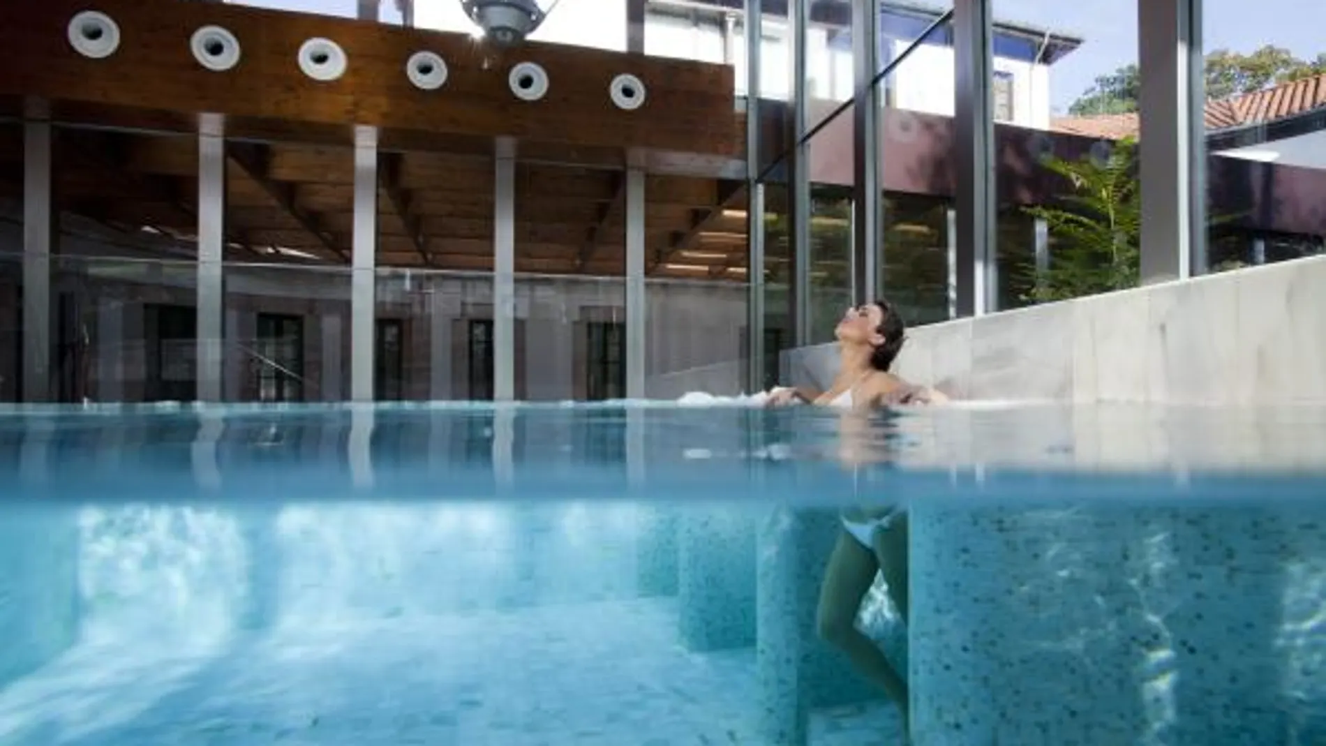 Bajo una construcción moderna, la planta superior del hotel alberga una piscina dinámica