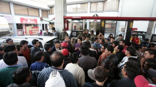 Los transportistas vbolivianos declaran una huelga indefinida por la subida del combustible