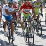 El ciclista española del Xacobeo, Ezequiel Mosquera (i), saluda al italiano del Liquigas-Doimo, Vincenzo Nibali (c), durante la última etapa de la Vuelta Ciclista