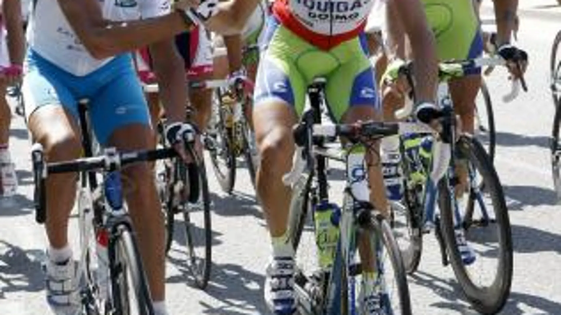 El ciclista española del Xacobeo, Ezequiel Mosquera (i), saluda al italiano del Liquigas-Doimo, Vincenzo Nibali (c), durante la última etapa de la Vuelta Ciclista