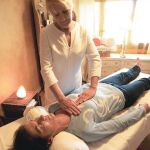 El «Reiki» afirma transmitir energía curativa a través de las manos