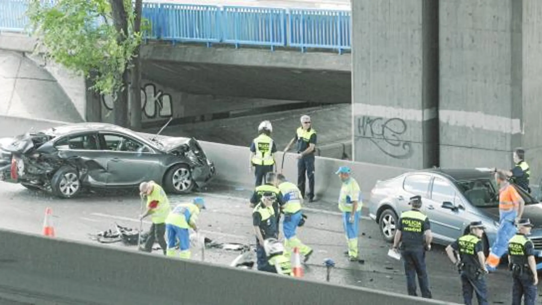 Tras confirmar la muerte de uno de los implicados, los sanitarios del Samur trasladaron a los otros dos heridos al hospital de La Paz