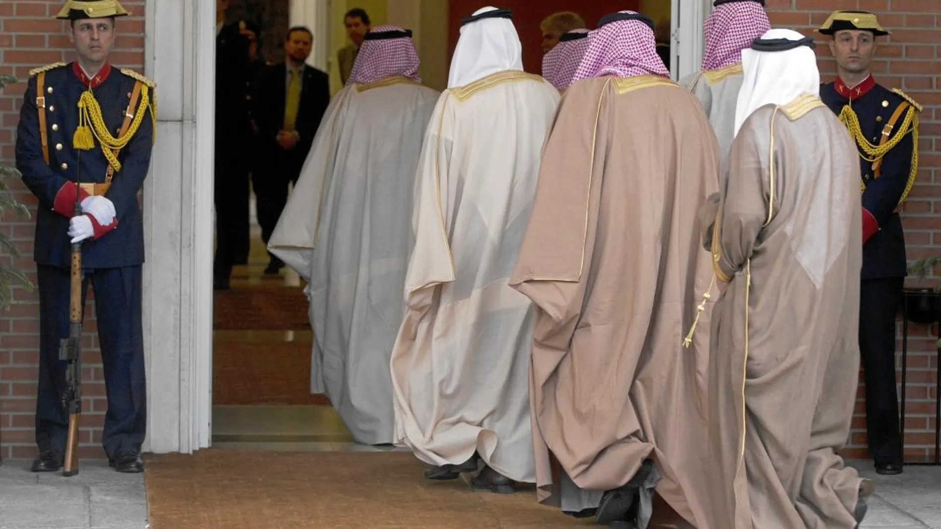 La delegación saudí, a su llegada a La Moncloa con motivo del encuentro entre el presidente del Gobierno y el príncipe Salman, tras firmar con Navantia