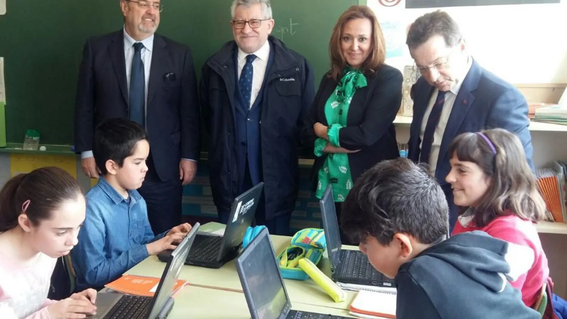Rey visita un colegio en Zaragoza junto a Pérez, Alonso y Felpeto