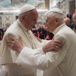 Francisco y Benedic XVI en la sala Clementina del Vaticano