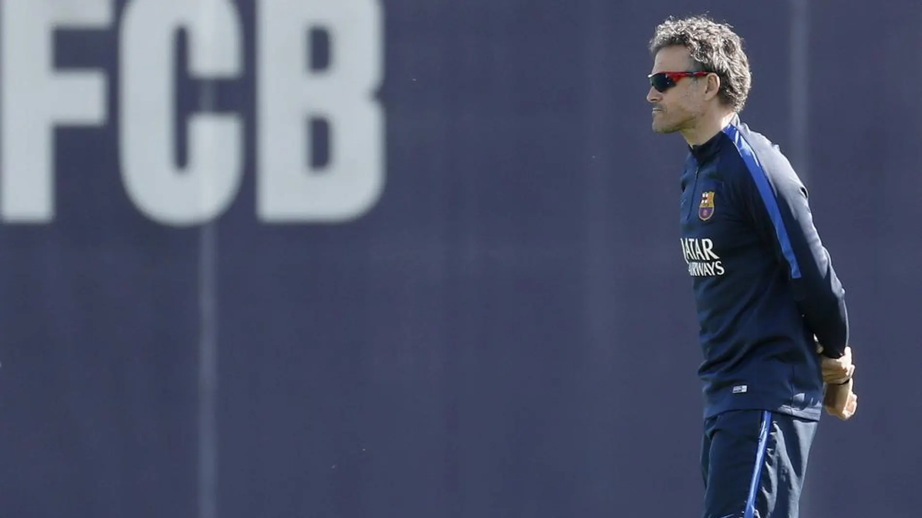 El entrenador del FC Barcelona Luis Enrique Martínez, durante el entreno que realiza la plantilla barcelonista para preparar el partido de liga que disputarán mañana ante el Sevilla FC en el Camp Nou de Barcelona.