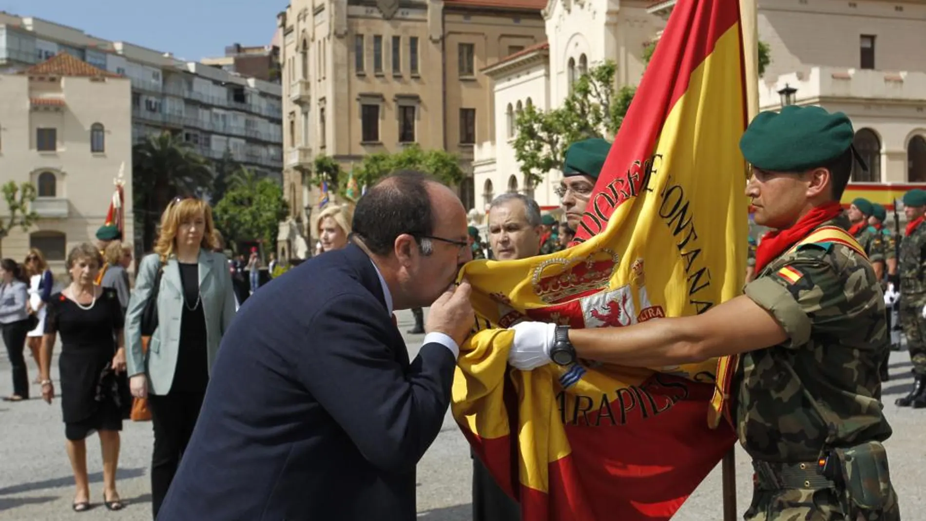 Un total de 607 personas han jurado hoy bandera en el cuartel del Bruc de Barcelona