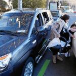La familia de Esther Martínez trasladando a sus hijos al colegio en diferentes coches.
