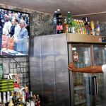 Un camarero sigue por televisión el inicio de la legislatura en la Asamblea Nacional de Cuba, ayer, en La Habana
