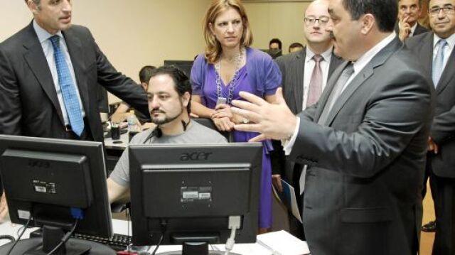 El presidente Camps y la consellera De León durante la visita a la empresa S2 Grupo