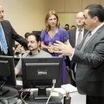 El presidente Camps y la consellera De León durante la visita a la empresa S2 Grupo