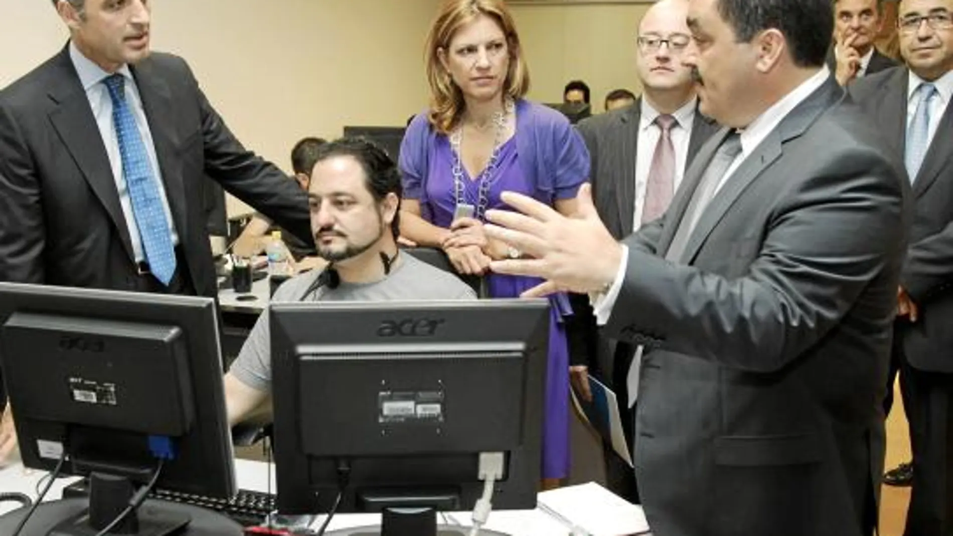 El presidente Camps y la consellera De León durante la visita a la empresa S2 Grupo