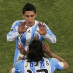 Di María saluda a Jonas al cambio durante el partido contra México