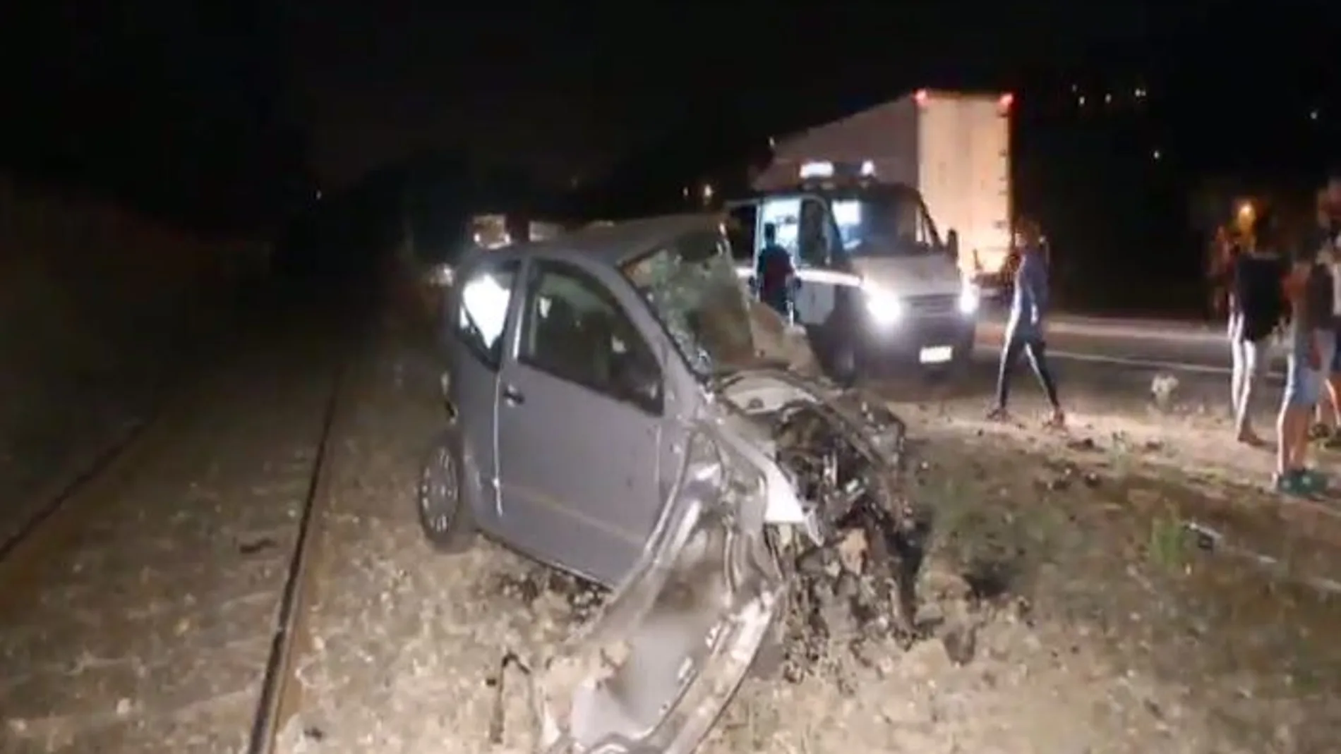 Abandona su coche segundos antes de que lo arrolle un tren en Pontevedra