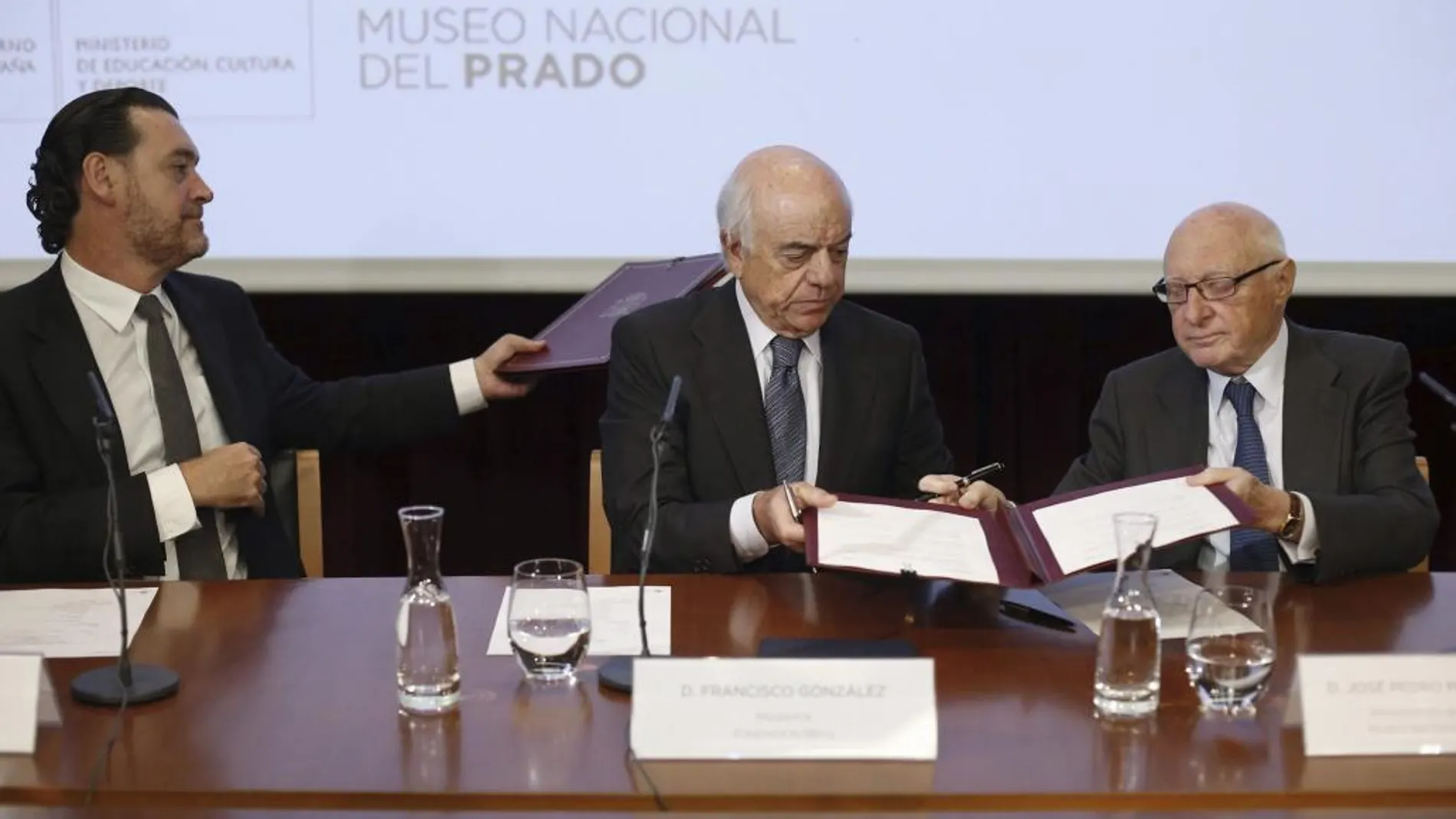 El presidente del Real Patronato del Museo del Prado, José Pedro Pérez-Llorca (d); el presidente del BBVA, Francisco González (c), y el director del Museo del Prado, Miguel Zugaza