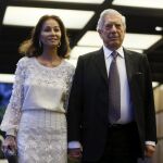 El escritor Mario Vargas Llosa y su pareja Isabel Preysler a su llegada a la cena