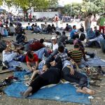 Numerosos inmigrantes sirios, paquistaníes y afganos, descansan antes de partir desde Serbia a distintos países de la Unión Europe