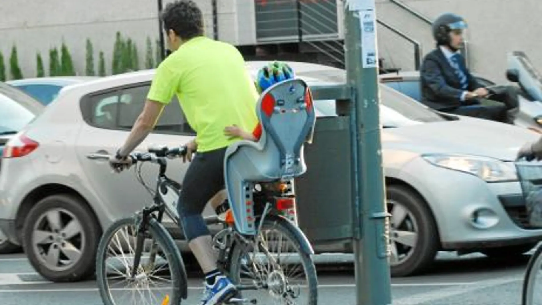 Si no hay carril-bici, irán por la calzada en sentido de la circulación