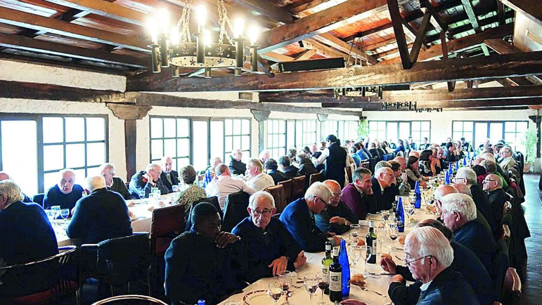 Comida de hermandad de los sacerdotes de la Diócesis de Osma-Soria un restaurante de la capital soriana