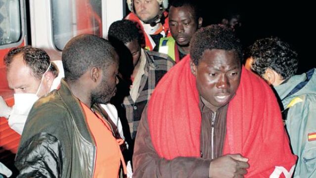 Rescatan una patera con 35 inmigrantes a bordo en Motril