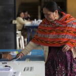 Una mujer vota en la consulta en San Pedro Sacatepequez, Guatemala