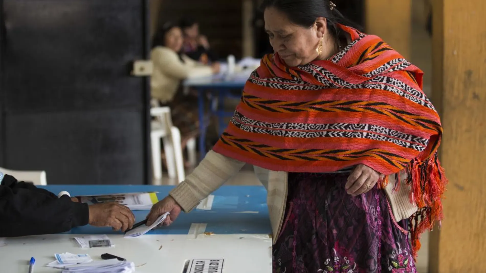 Una mujer vota en la consulta en San Pedro Sacatepequez, Guatemala